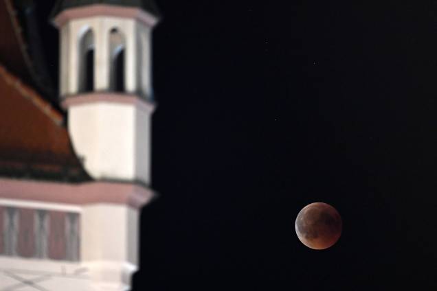 Lua de Sangue é vista sobre o céu de Munique, na Alemanha - 27/07/2018 Lua de Sangue é vista sobre o céu de Munique, na Alemanha - 27/07/2018