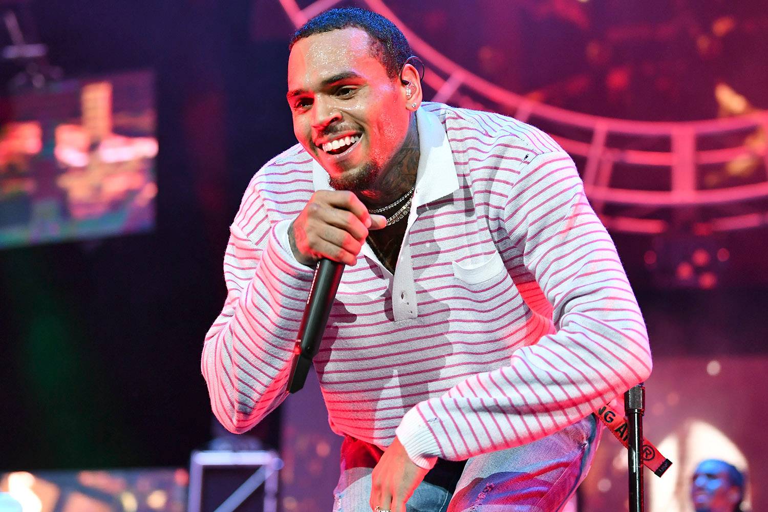 Com antecedentes criminais, Chris Brown anuncia show no Brasil