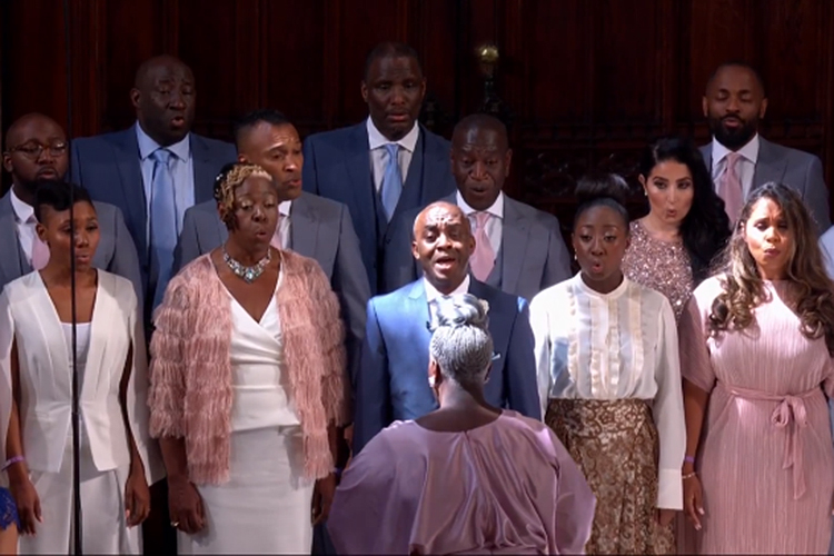 Coral gospel que se apresentou em casamento real assina com gravadora