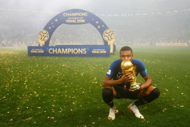 Kylian Mbappé, beija a taça do bicampeonato mundial francês após a vitória sobre a Croácia - 15/07/2018 Kylian Mbappé, beija a taça do bicampeonato mundial francês após a vitória sobre a Croácia - 15/07/2018