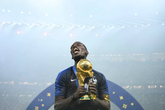 O francês Pogba comemora o título mundial, enquanto segura a taça da FIFA, após vencer a Croácia no estádio Luzhniki - 15/07/2018 O francês Pogba comemora o título mundial, enquanto segura a taça da FIFA, após vencer a Croácia no estádio Luzhniki - 15/07/2018