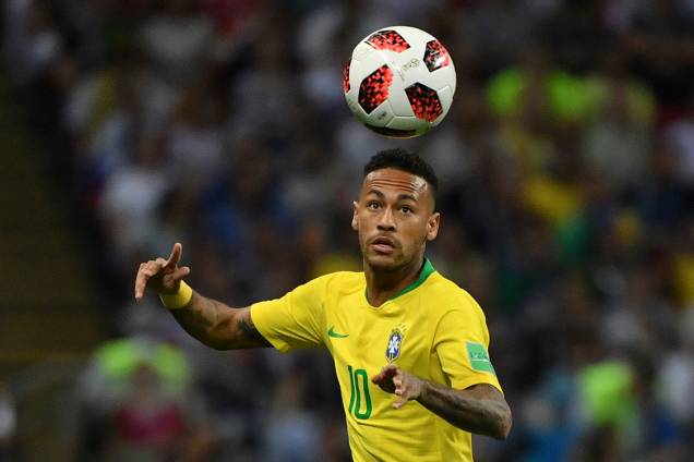 O atacante brasileiro Neymar olha para a bola antes de dominá-la na partida contra a Bélgica - 06/07/2018 O atacante brasileiro Neymar olha para a bola antes de dominá-la na partida contra a Bélgica - 06/07/2018