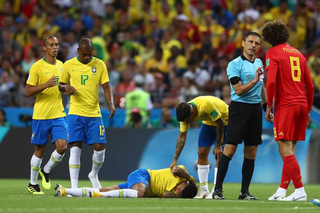 Fellaine, da Bélgica, recebe uma bronca do árbitro após uma falta cometida sobre Neymar - 06/07/2018 Fellaine, da Bélgica, recebe uma bronca do árbitro após uma falta cometida sobre Neymar - 06/07/2018
