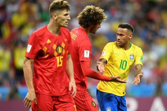 Neymar discute com o belga, Marouane Fellaini, durante a partida na Arena Kazan - 06/07/2018 Neymar discute com o belga, Marouane Fellaini, durante a partida na Arena Kazan - 06/07/2018