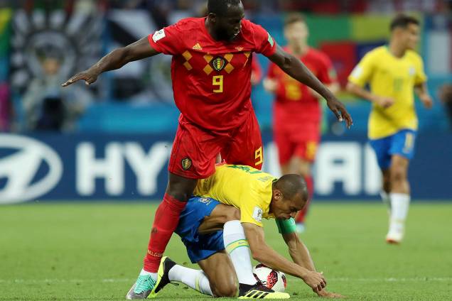 Romelu Lukaku, da Bélgica, tenta roubar uma bola do zagueiro Miranda - 06/07/2018 Romelu Lukaku, da Bélgica, tenta roubar uma bola do zagueiro Miranda - 06/07/2018