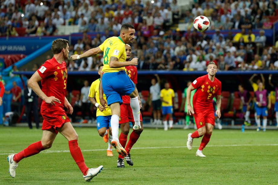 Renato Augusto abre o placar para o Brasil com um gol de cabeça - 06/07/2018