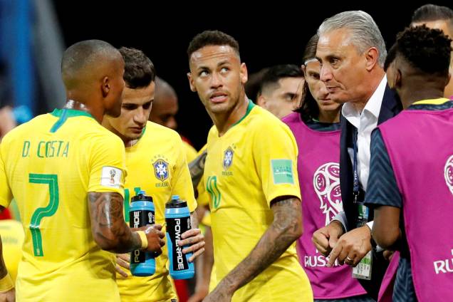 O técnico Tite orienta os jogadores durante uma pausa técnica na partida entre Brasil e Bélgica, pelas quartas de final - 06/07/2018 O técnico Tite orienta os jogadores durante uma pausa técnica na partida entre Brasil e Bélgica, pelas quartas de final - 06/07/2018