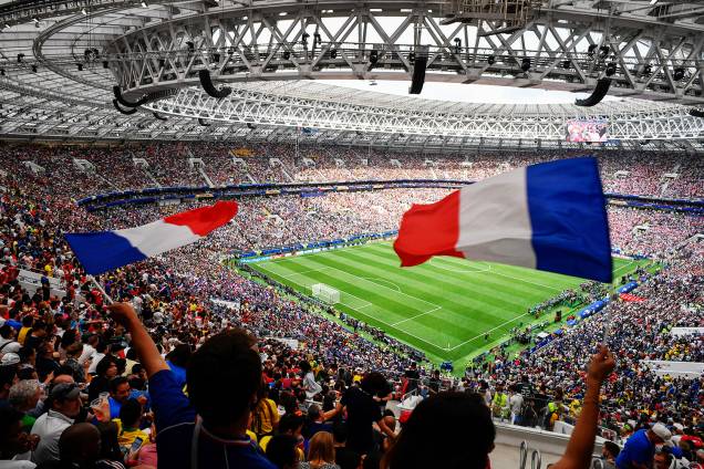 Torcedores franceses carregam bandeiras antes da final entre França e Croácia, válida pela final da Copa do Mundo da Rússia - 15/07/2018 Torcedores franceses carregam bandeiras antes da final entre França e Croácia, válida pela final da Copa do Mundo da Rússia - 15/07/2018