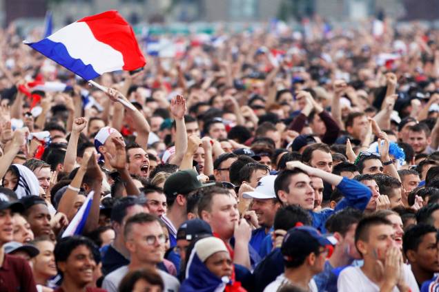 Torcedores assistem partida entre França e Croácia, em Lyon, durante a final da Copa do Mundo - 15/07/2018 Torcedores assistem partida entre França e Croácia, em Lyon, durante a final da Copa do Mundo - 15/07/2018