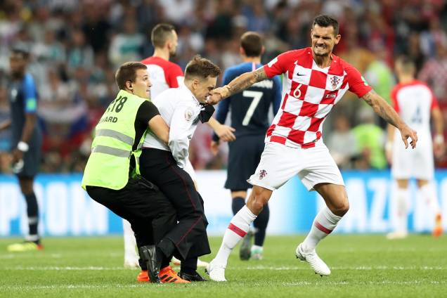 Torcedor invade campo durante partida entre França e Croácia - 15/07/2018 Torcedor invade campo durante partida entre França e Croácia - 15/07/2018