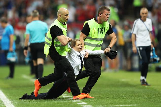 Torcedora invade campo durante partida entre França e Croácia - 15/07/2018 Torcedora invade campo durante partida entre França e Croácia - 15/07/2018