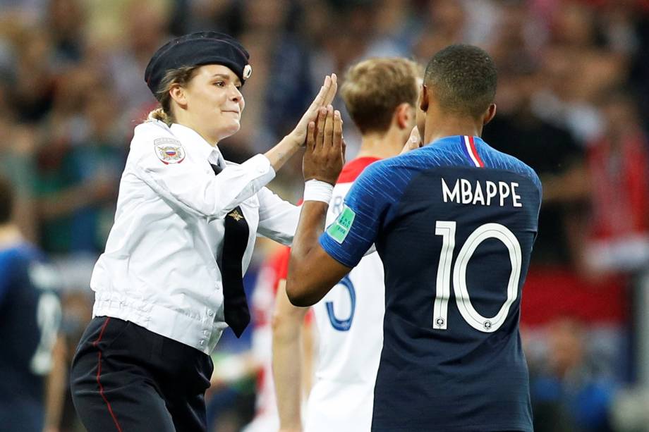 Torcedora invade campo e cumprimenta Mbappe durante partida entre França e Croácia - 15/07/2018