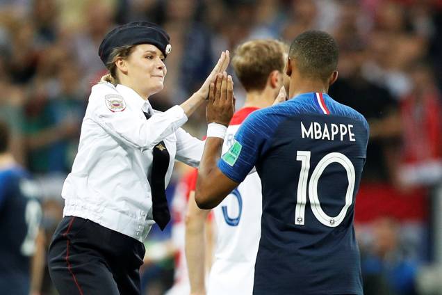 Torcedora invade campo e cumprimenta Mbappe durante partida entre França e Croácia - 15/07/2018 Torcedora invade campo e cumprimenta Mbappe durante partida entre França e Croácia - 15/07/2018