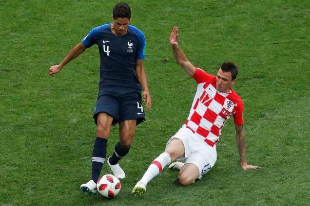 Mario Mandzukic da Croácia tenta roubar a bola de Raphael Varane da França na Final da Copa do Mundo 2018 no Estádio Lujniki - 15/07/2018 Mario Mandzukic da Croácia tenta roubar a bola de Raphael Varane da França na Final da Copa do Mundo 2018 no Estádio Lujniki - 15/07/2018