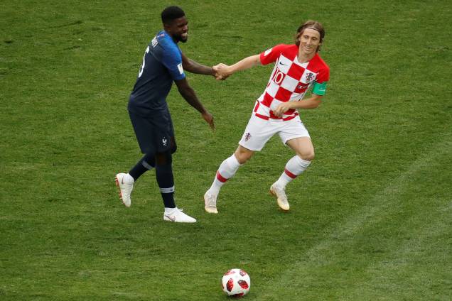 Luka Modric da Croácia segura a mão de Samuel Umtiti da França na Final da Copa do Mundo 2018 no Estádio Lujniki - 15/07/2018 Luka Modric da Croácia segura a mão de Samuel Umtiti da França na Final da Copa do Mundo 2018 no Estádio Lujniki - 15/07/2018