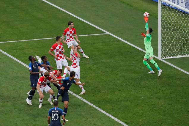 Mario Mandžukić da Croácia marca gol contra para a França no Estádio Lujniki. O primeiro gol contra em uma Final de Copa do Mundo - 15/07/2018 Mario Mandžukić da Croácia marca gol contra para a França no Estádio Lujniki. O primeiro gol contra em uma Final de Copa do Mundo - 15/07/2018