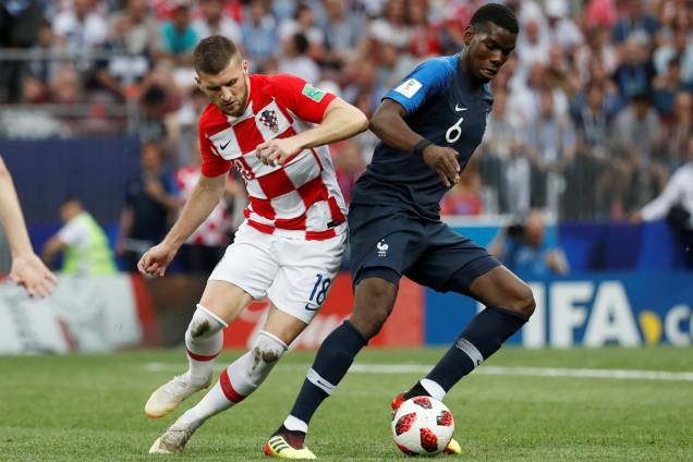 Paul Pogba disputa a posse de bola com Ante Rebic da Croácia na Final da Copa do Mundo 2018 - 15/07/2018 Paul Pogba disputa a posse de bola com Ante Rebic da Croácia na Final da Copa do Mundo 2018 - 15/07/2018