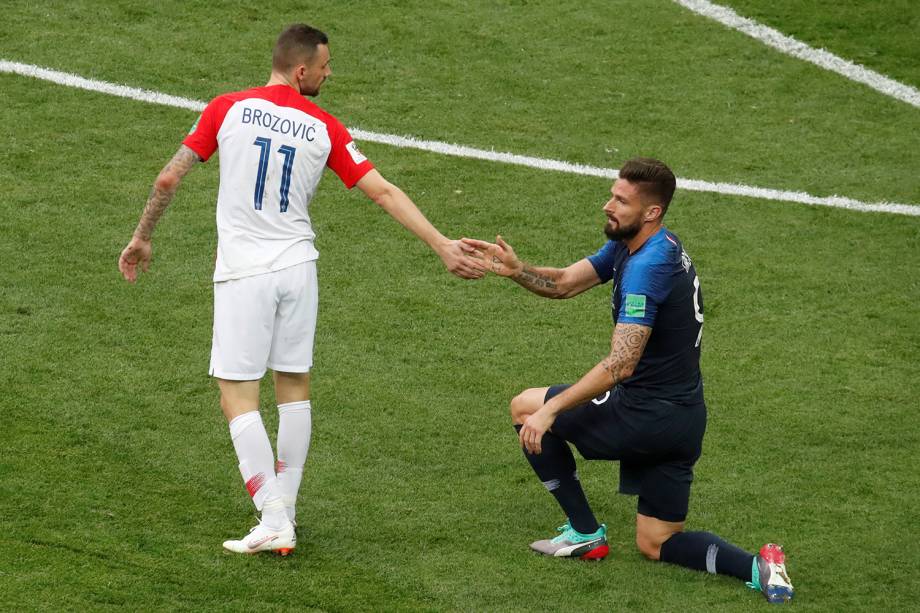 Marcelo Brozovic da Croácia ajuda Olivier Giroud da França a se levantar na Final da Copa do Mundo 2018 no Estádio Lujniki - 15/07/2018