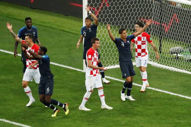 Jogadores da França pedem por pênalti após o jogador croata Ivan Persic (não está na imagem) colocar a mão na bola na área durante partida da Final da Copa do Mundo 2018 - 15/07/2018 Jogadores da França pedem por pênalti após o jogador croata Ivan Persic (não está na imagem) colocar a mão na bola na área durante partida da Final da Copa do Mundo 2018 - 15/07/2018