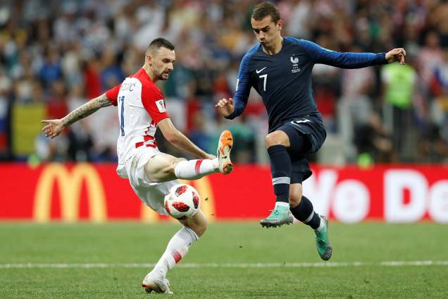 Marcelo Brozovic da Croácia tenta bloquear jogada de Antoine Griezmann da França na Final da Copa do Mundo 2018 - 15/07/2018 Marcelo Brozovic da Croácia tenta bloquear jogada de Antoine Griezmann da França na Final da Copa do Mundo 2018 - 15/07/2018