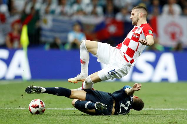 Lucas Hernandez da França e Ante Rebic colidem durante disputa de bola na Final da Copa do Mundo 2018 - 15/07/2018 Lucas Hernandez da França e Ante Rebic colidem durante disputa de bola na Final da Copa do Mundo 2018 - 15/07/2018