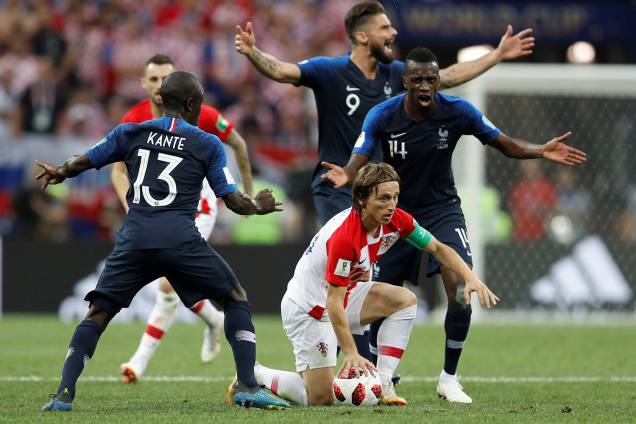 Blaise Matuidi e Olivier Giroud da França reagem a jogada de Luka Modric da Croácia na Final da Copa do Mundo 2018 - 15/07/2018 Blaise Matuidi e Olivier Giroud da França reagem a jogada de Luka Modric da Croácia na Final da Copa do Mundo 2018 - 15/07/2018