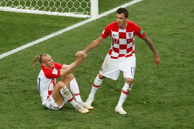 Mario Mandzukic ajuda Domagoj Vida a levantar durante partida da Final da Copa do Mundo contra a França - 15/07/2018 Mario Mandzukic ajuda Domagoj Vida a levantar durante partida da Final da Copa do Mundo contra a França - 15/07/2018