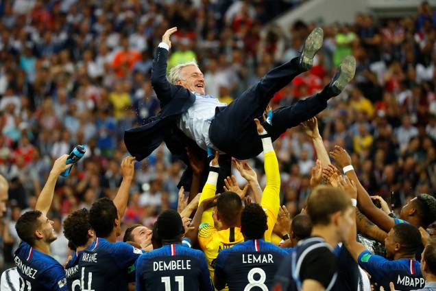 Didier Deschamps técnico da seleção francesa é levantado em comemoração da Vitória na Final da Copa do Mundo 2018 no Estádio Lujniki - 15/07/2018 Didier Deschamps técnico da seleção francesa é levantado em comemoração da Vitória na Final da Copa do Mundo 2018 no Estádio Lujniki - 15/07/2018