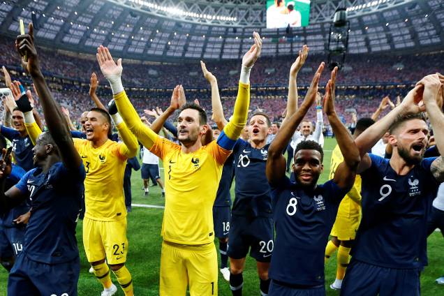 Jogadores da França comemoram com a torcida vitória na Final da Copa do Mundo 2018 no Estádio Lujniki - 15/07/2018 Jogadores da França comemoram com a torcida vitória na Final da Copa do Mundo 2018 no Estádio Lujniki - 15/07/2018