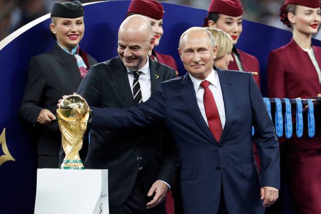 Presidente da FIFA Gianni Infantino e o Presidente da Rússia Vladimir Putin posam com a taça da Copa do Mundo 2018 durante cerimônia de premiação no Estádio Lujniki - 15/07/2018 Presidente da FIFA Gianni Infantino e o Presidente da Rússia Vladimir Putin posam com a taça da Copa do Mundo 2018 durante cerimônia de premiação no Estádio Lujniki - 15/07/2018