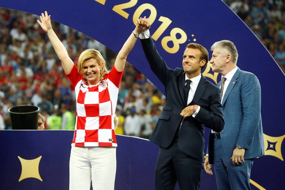 A presidente croata, Kolinda Grabar-Kitarovic, e o presidente francês, Emmanuel Macron, antes da entrega da taça - 15/07/2018