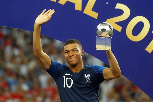 Kylian Mbappe recebe prêmio de jogador mais jovem da Copa do Mundo da Rússia - 15/07/2018 Kylian Mbappe recebe prêmio de jogador mais jovem da Copa do Mundo da Rússia - 15/07/2018