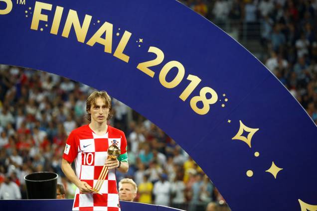 Luka Modric da Croácia posa com troféu de Bola de Ouro da FIFA no Estádio Lujniki - 15/07/2018 Luka Modric da Croácia posa com troféu de Bola de Ouro da FIFA no Estádio Lujniki - 15/07/2018