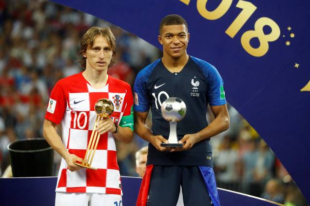 Luka Modric da Croácia posa para foto após ser premiado com o troféu da Bola de Ouro junto de Kylian Mbappe que recebeu o troféu de Jogador mais jovem da Copa do Mundo 2018 - 15/07/2018 Luka Modric da Croácia posa para foto após ser premiado com o troféu da Bola de Ouro junto de Kylian Mbappe que recebeu o troféu de Jogador mais jovem da Copa do Mundo 2018 - 15/07/2018