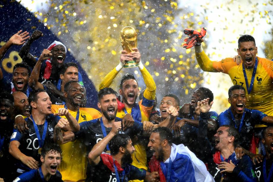 Hugo Lloris ergue taça comemorando o bicampeonato mundial francês - 15/07/2018