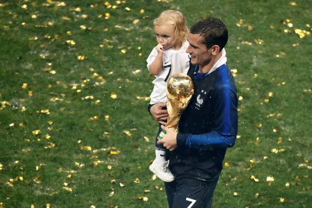 Antoine Griezmann segura sua filha Mia e a taça da Copa do Mundo durante comemoração da vitória francesa - 15/07/2018 Antoine Griezmann segura sua filha Mia e a taça da Copa do Mundo durante comemoração da vitória francesa - 15/07/2018
