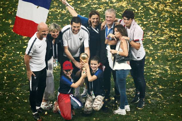 Técnico da França Didier Deschamps comemora a vitória da seleção na Final da Copa do Mundo 2018 com sua família - 15/07/2018 Técnico da França Didier Deschamps comemora a vitória da seleção na Final da Copa do Mundo 2018 com sua família - 15/07/2018