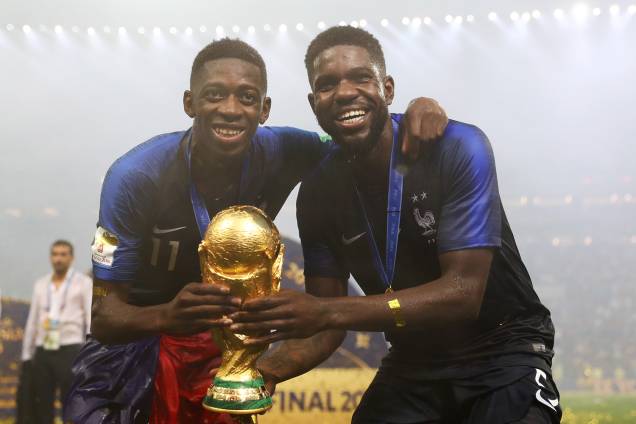 Samuel Umtiti e Ousmane Dembele comemoram com taça vitória na Copa do Mundo 2018 no Estádio Lujniki - 15/07/2018 Samuel Umtiti e Ousmane Dembele comemoram com taça vitória na Copa do Mundo 2018 no Estádio Lujniki - 15/07/2018