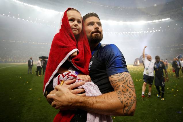 Olivier Giroud da França comemora vitória na Copa do Mundo com sua filha - 15/07/2018 Olivier Giroud da França comemora vitória na Copa do Mundo com sua filha - 15/07/2018
