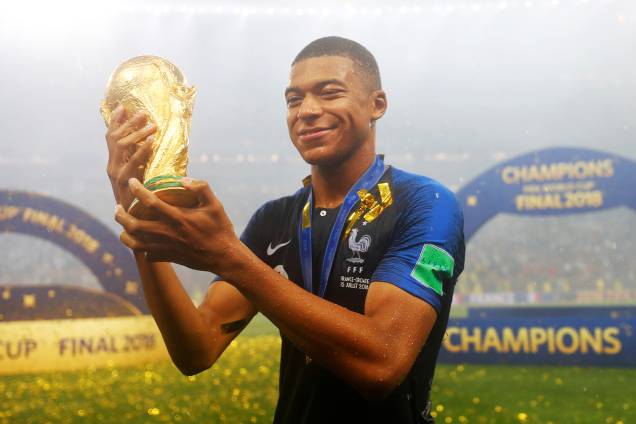 Kylian Mbappe posa com taça da Copa do Mundo 2018 após vitória da França em partida contra a Croácia no Estádio Lujniki - 15/07/2018 Kylian Mbappe posa com taça da Copa do Mundo 2018 após vitória da França em partida contra a Croácia no Estádio Lujniki - 15/07/2018