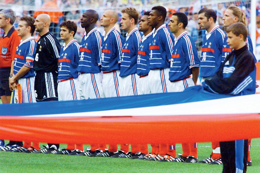A história corre atrás da bola A história corre atrás da bola