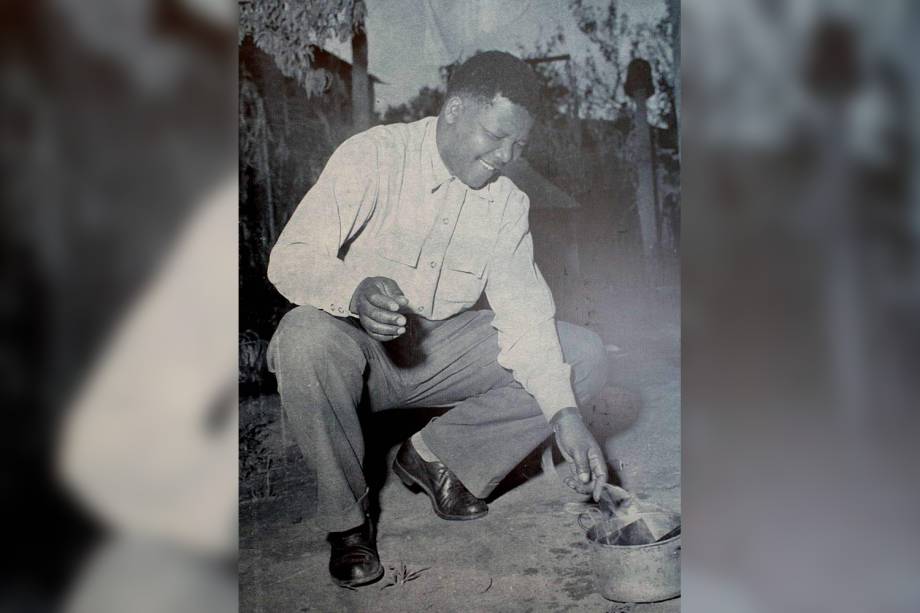 Nelson Mandela queima um passe obrigatório em 1960 Nelson Mandela queima um passe obrigatório em 1960