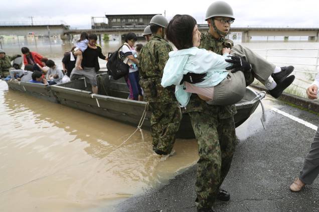 Moradores são resgatados de uma área inundada por soldados da Força de Autodefesa em Kurashiki, no sul do Japão - 07/07/2018 Moradores são resgatados de uma área inundada por soldados da Força de Autodefesa em Kurashiki, no sul do Japão - 07/07/2018