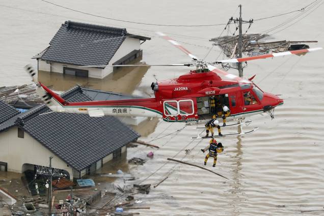 Morador é resgatado por um helicóptero de uma casa submersa em uma área inundada em Kurashiki, sul do Japão - 07/07/2018 Morador é resgatado por um helicóptero de uma casa submersa em uma área inundada em Kurashiki, sul do Japão - 07/07/2018
