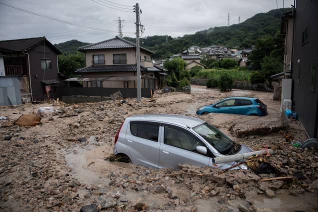 Carros ficam presos na lama após inundações em Saka, prefeitura de Hiroshima, no Japão - 08/07/2018 Carros ficam presos na lama após inundações em Saka, prefeitura de Hiroshima, no Japão - 08/07/2018