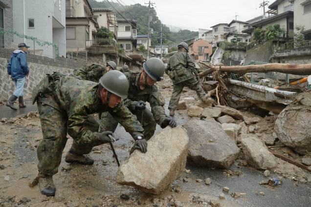 Forças de Autodefesa remover pedras espalhadas pelo fluxo de detritos em Hiroshima após as fortes chuvas que provocaram inundações no Japão - 08/07/2018 Forças de Autodefesa remover pedras espalhadas pelo fluxo de detritos em Hiroshima após as fortes chuvas que provocaram inundações no Japão - 08/07/2018