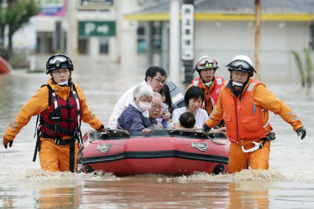 Moradores são retirados em um bote de uma área inundada em Kurashiki, Prefeitura de Okayama, no Japão - 08/07/2018 Moradores são retirados em um bote de uma área inundada em Kurashiki, Prefeitura de Okayama, no Japão - 08/07/2018