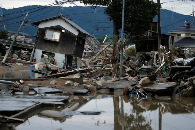 Casas submersas e destruídas são vistas em uma área inundada na cidade de Mabi, em Kurashiki, província de Okayama, no Japão - 08/07/2018 Casas submersas e destruídas são vistas em uma área inundada na cidade de Mabi, em Kurashiki, província de Okayama, no Japão - 08/07/2018