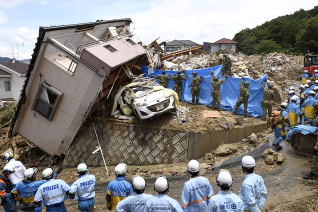 Equipes de resgate procuram pessoas desaparecidas em uma casa danificada pela forte chuva na cidade de Kumano, no Japão - 09/07/2018 Equipes de resgate procuram pessoas desaparecidas em uma casa danificada pela forte chuva na cidade de Kumano, no Japão - 09/07/2018