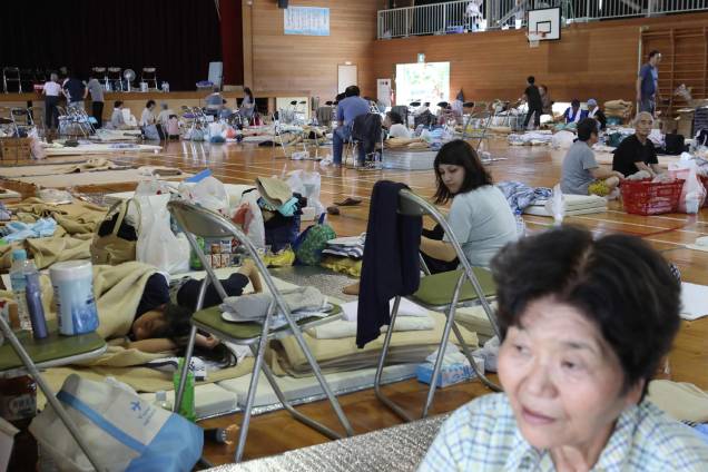 Moradores descansam em um centro de evacuação em Kurashiki, prefeitura de Okayama no Japão, após deixarem suas casas devido às fortes chuvas, inundações e deslizamentos na região - 09/07/2018 Moradores descansam em um centro de evacuação em Kurashiki, prefeitura de Okayama no Japão, após deixarem suas casas devido às fortes chuvas, inundações e deslizamentos na região - 09/07/2018